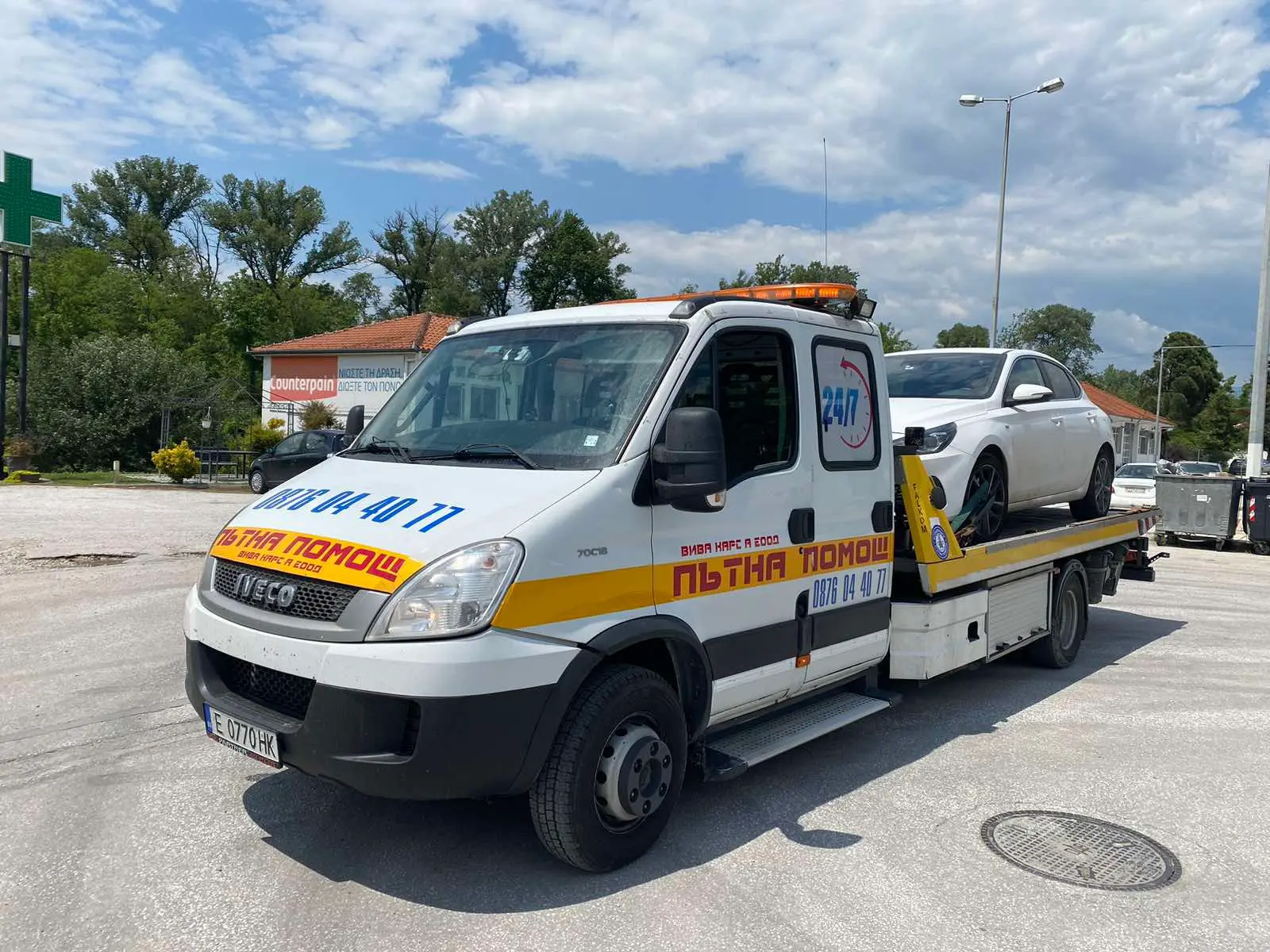 Репатрак IVECO с натоварен автомобил, 24/7 пътна помощ