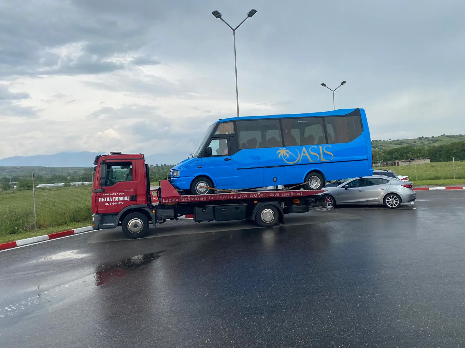 Репатрак MAN транспортира пълноразмерен автобус